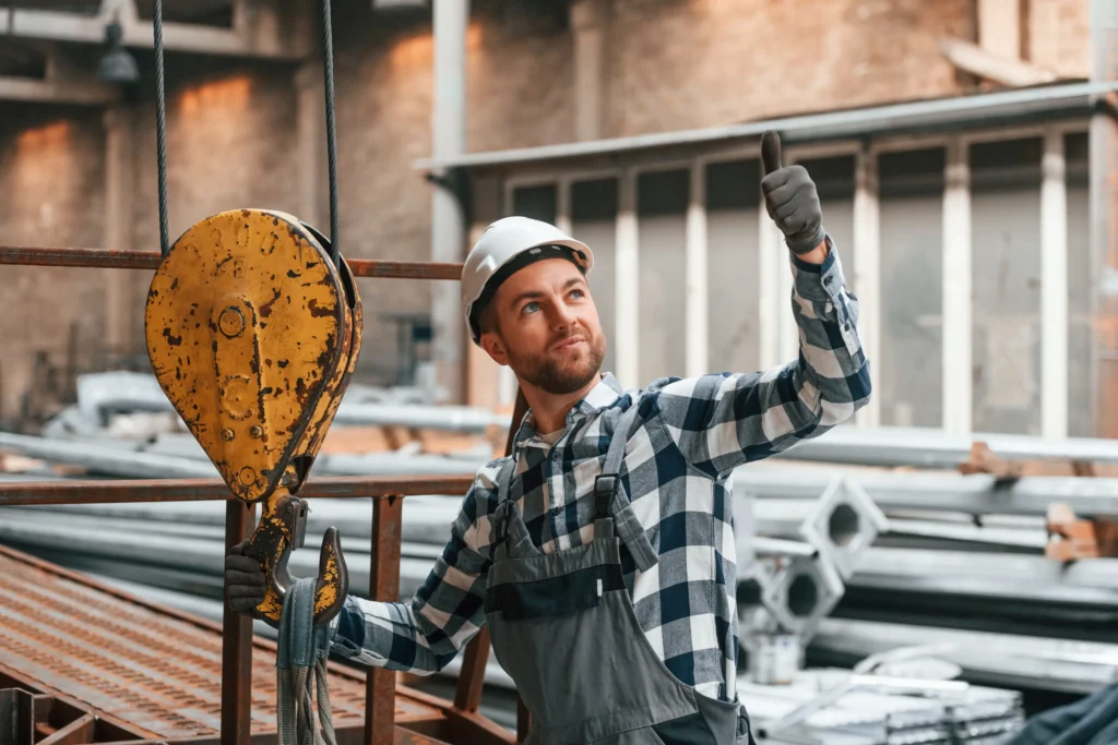 Mężczyzna na placu budowy.