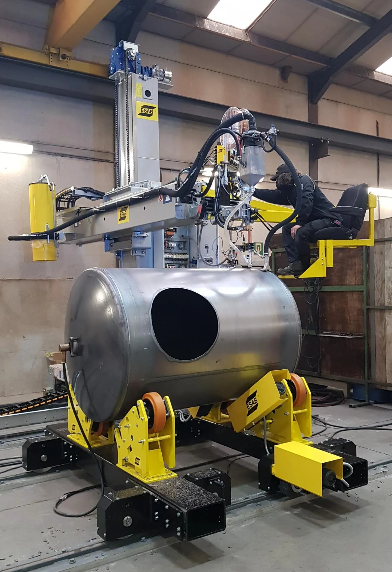 Pracownik na maszynie.